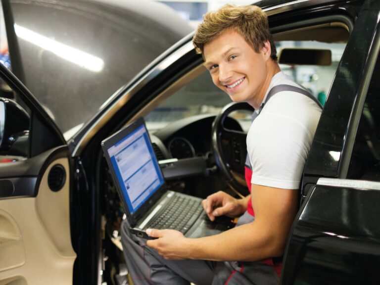 Automechanik při diagnostice vozu