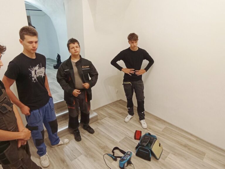 Žáci se učí používat měřící přístroje